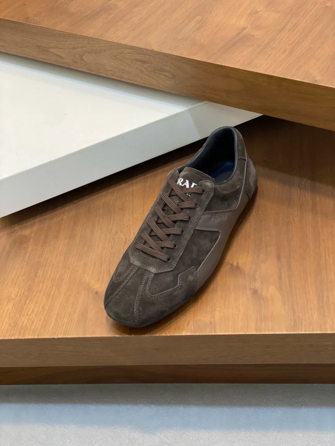 Men's Men's Shoes 💰800 Prada/Prada Men's Leather Casual Sports Shoes, a hot product made in Guangzhou! Made of imported calfskin splicing upper, three-dimensional geometric segmentation, precision manufacturing, uniform stitching, leather texture at a glance, multi-color splicing, fashionable and generous, soft, comfortable and breathable, decorated with PRADA letter logo on the outside, classic letter logo on the tongue, fabric strap on the heel, P family's classic sports shoe type, with fabric lining, silver logo cowhide foot pads, and P family's exclusive rubber outsole. The details are carefully crafted, making it a versatile item for travel! Comes with original box and dust bag! Multiple colors available! Size: 39-40-41-42-43-44 standard leather shoe size (38, 45 customized ¥)
